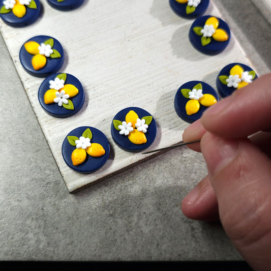Καρφωτά σκουλαρίκια στρογγυλά κίτρινα λεμόνια σε μπλε φόντο από πολυμερικό πηλό
