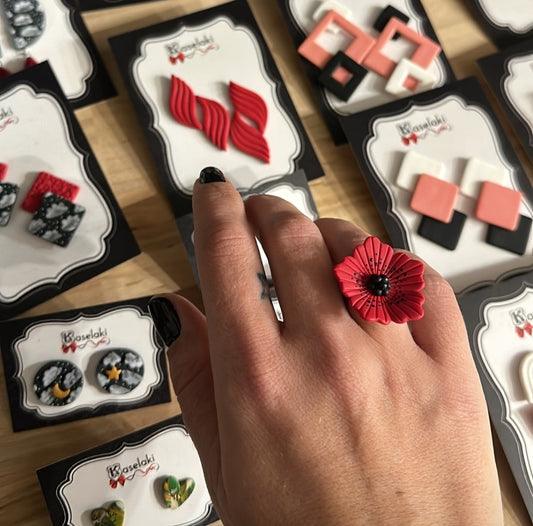 Δαχτυλίδι λουλούδι κόκκινο από πολυμερικό πηλό με ατσάλινη βάση