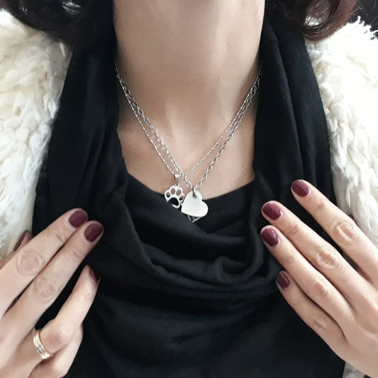 Κοντό ασημί μενταγιόν πατουσάκι από ανοξείδωτο ατσάλι