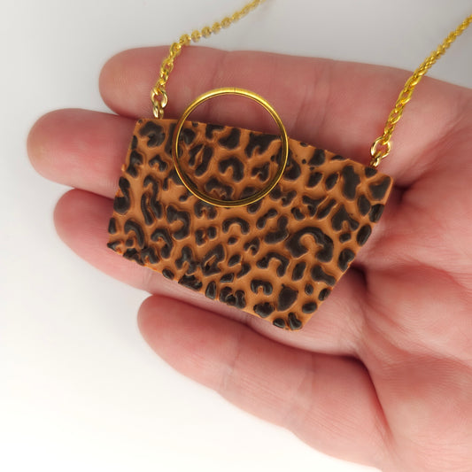 Μοντέρνο ασύμμετρο κολιέ με λεοπάρ μοτίβο από πολυμερικό πηλό