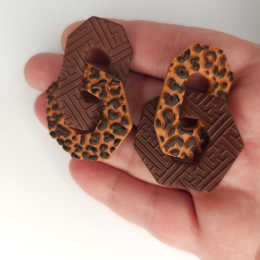 Σκουλαρίκια πολύγωνοι κρίκοι καφέ με λεοπάρ μοτίβο από πολυμερικό πηλό