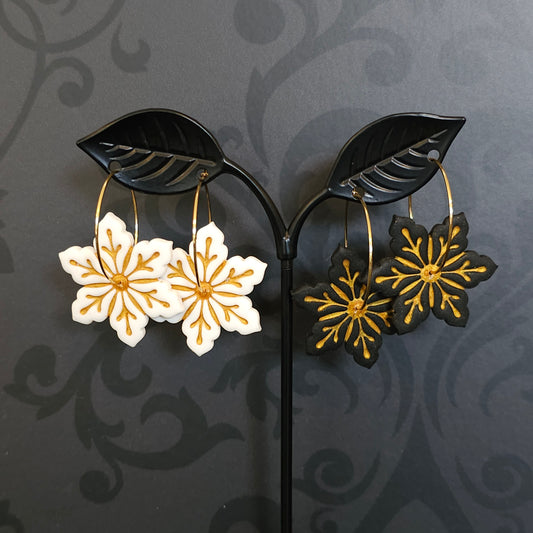 Σκουλαρίκια μαύρες χιονονιφάδες από πολυμερικό πηλό με χρυσούς κρίκους