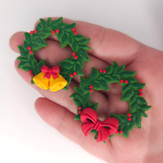 Μεγάλα καρφωτά σκουλαρίκια ανόμοια χριστουγεννιάτικα στεφάνια από πολυμερικό πηλό