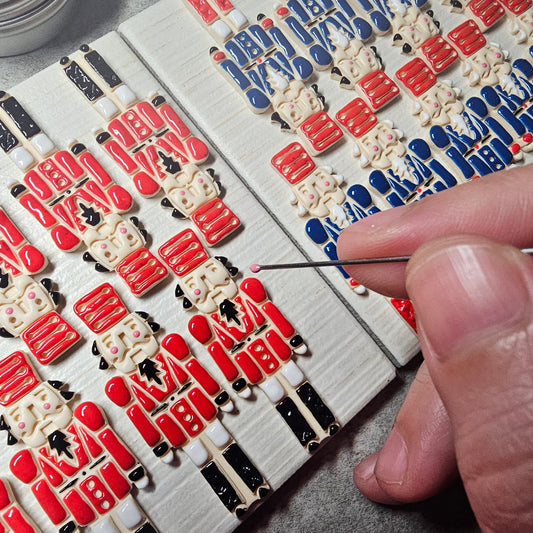 Χριστουγεννιάτικα κρεμαστά ανόμοια σκουλαρίκια καρυοθραύστες από πολυμερικό πηλό