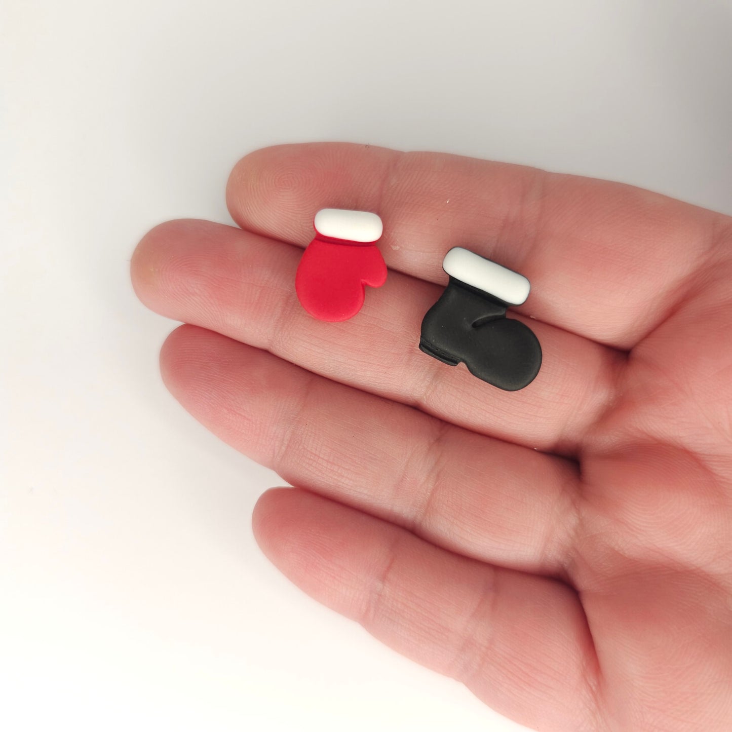 Χριστουγεννιάτικα ανόμοια καρφωτά σκουλαρίκια κόκκινο γάντι και μαύρη μπότα από πολυμερικό πηλό