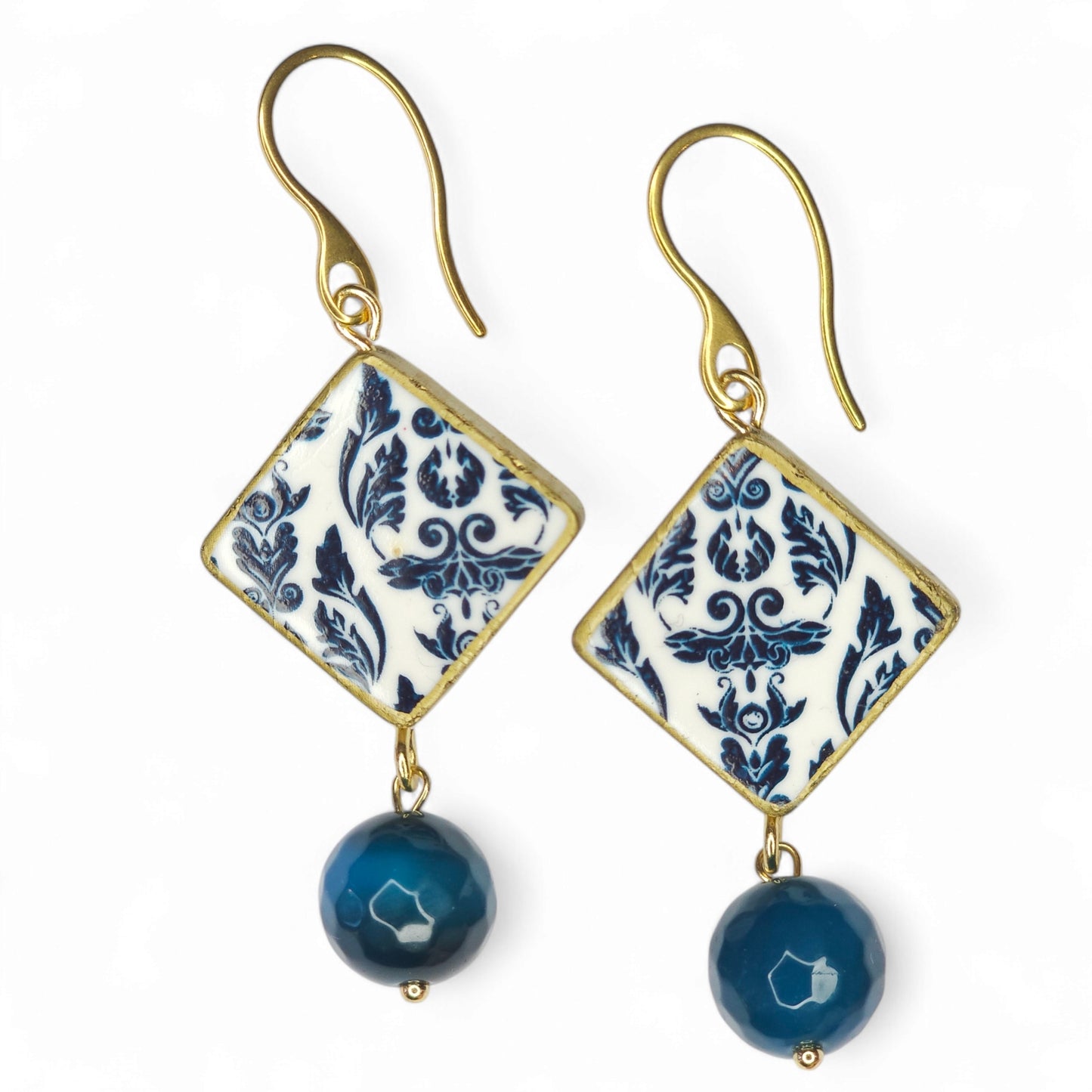 Σκουλαρίκια κρεμαστά τετράγωνα μπλε μεταξοτυπία σε μπαρόκ στυλ με πέτρες αχάτη και χρυσά ατσάλινα γαντζάκια
