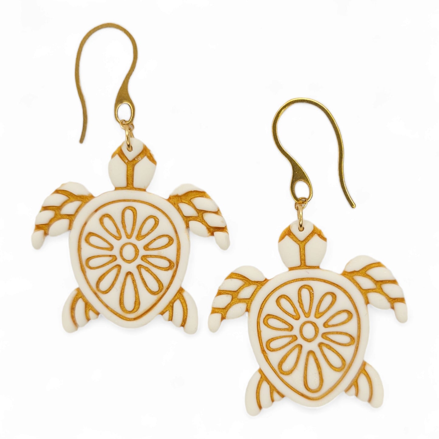 Κρεμαστά σκουλαρίκια χελώνες θαλάσσης σε λευκό με χρυσό από πολυμερικό πηλό