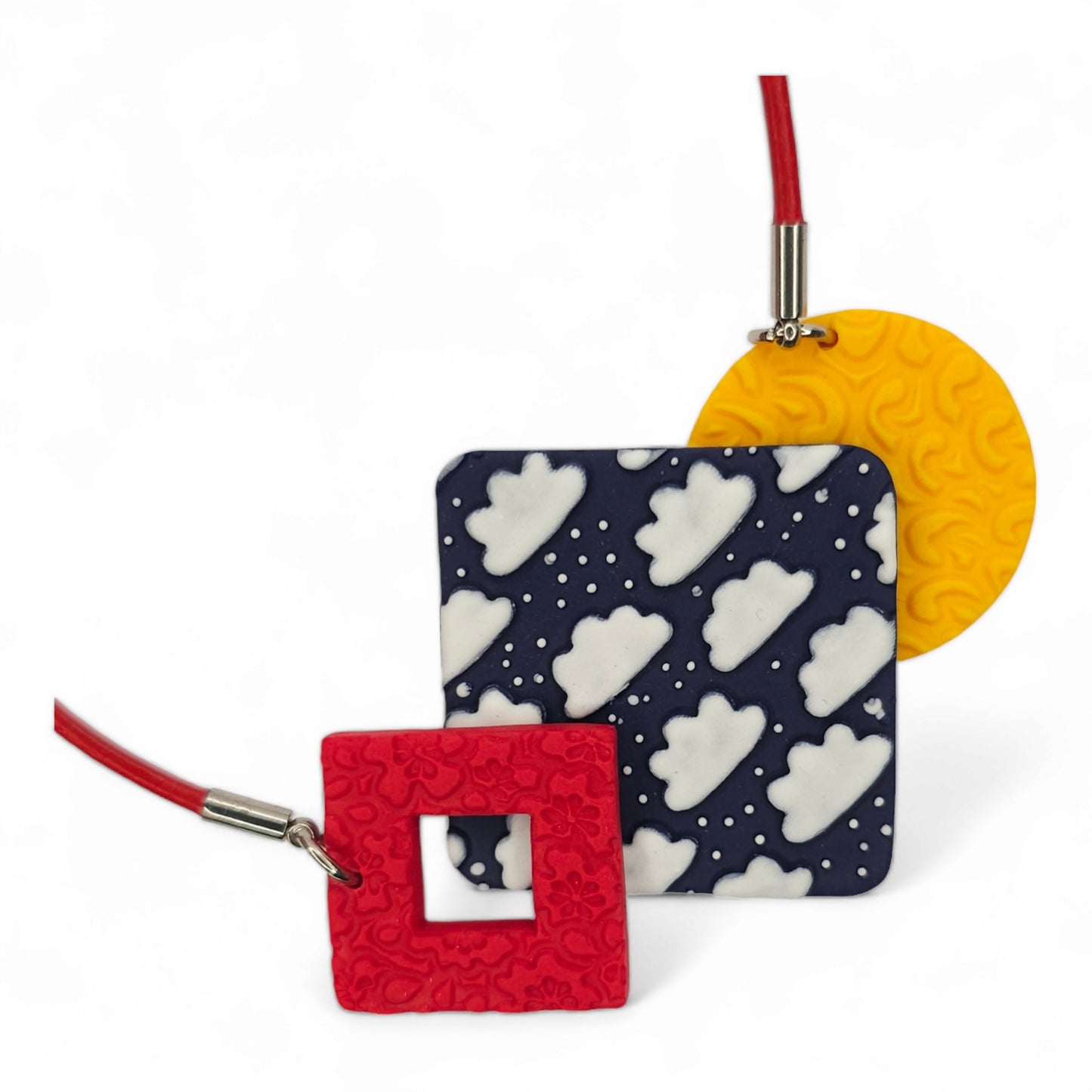 Μοντέρνο γεωμετρικό κολιέ μπλε με άσπρα συννεφάκια από πολυμερικό πηλό