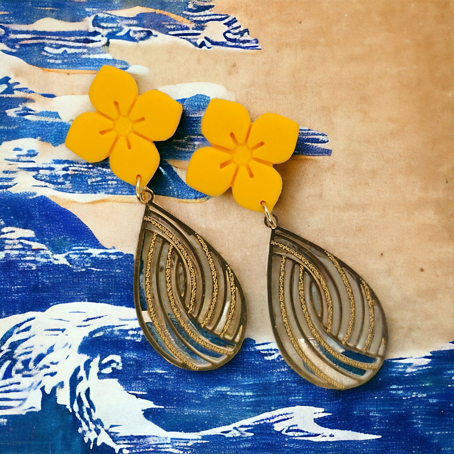 Σκουλαρίκια κρεμαστά κίτρινα λουλούδια με χρυσά ατσάλινα φιλιγκράν