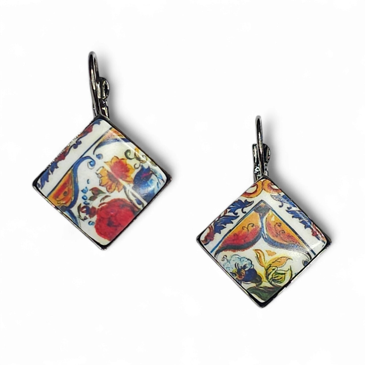 Μικρά κρεμαστά τετράγωνα σκουλαρίκια με μοτίβο πολύχρωμα πλακάκια από πολυμερικό πηλό