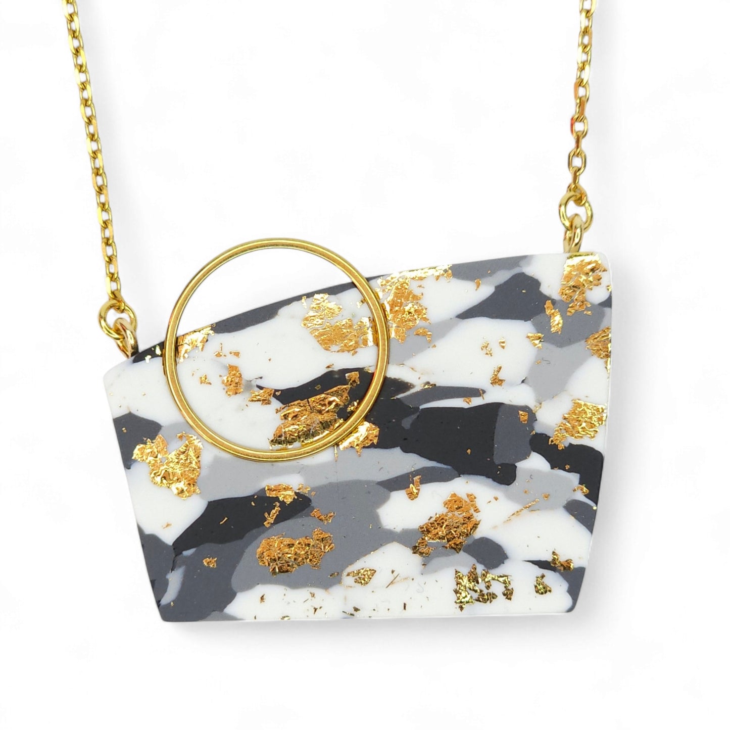 Μακρύ κολιέ με ασύμμετρο κόψιμο σε γκρι χρυσό μαρμαρωτό μοτίβο από πολυμερικό πηλό