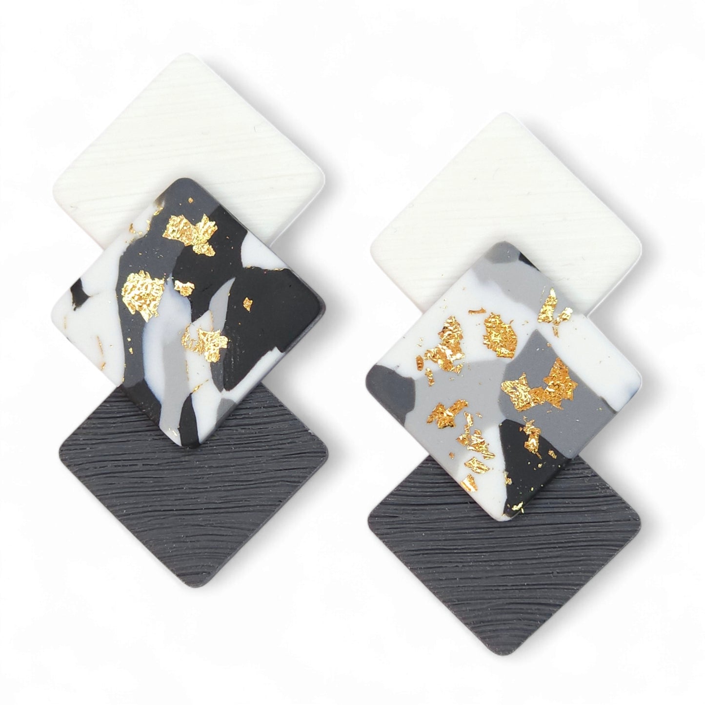 Καρφωτά σκουλαρίκια τετραγωνάκια σε γκρι χρυσό μαρμαρωτό μοτίβο από πολυμερικό πηλό