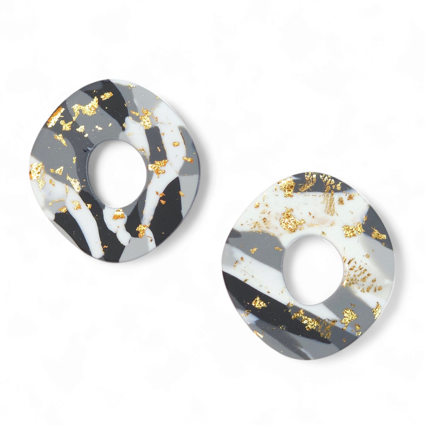 Καρφωτά σκουλαρίκια ντόνατ σε γκρι χρυσό μαρμαρωτό μοτίβο από πολυμερικό πηλό