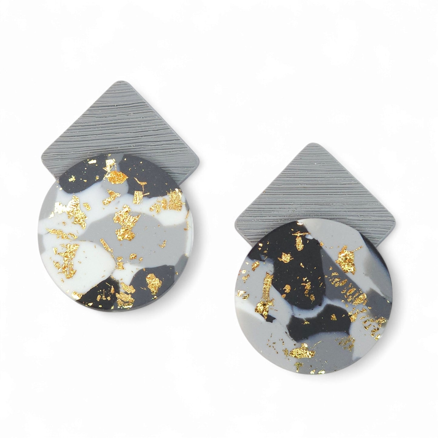 Καρφωτά σκουλαρίκια με γκρι χρυσό μαρμαρωτό μοτίβο από πολυμερικό πηλό