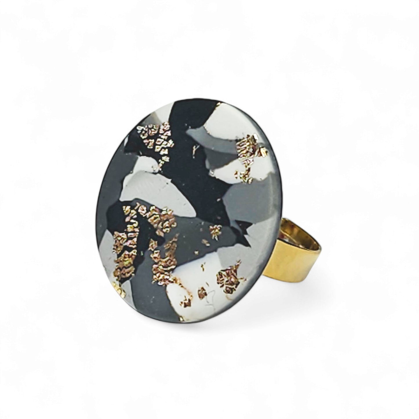 Στρογγυλό δαχτυλίδι σε γκρι χρυσό μαρμαρωτό μοτίβο από πολυμερικό πηλό με ατσάλινη βάση