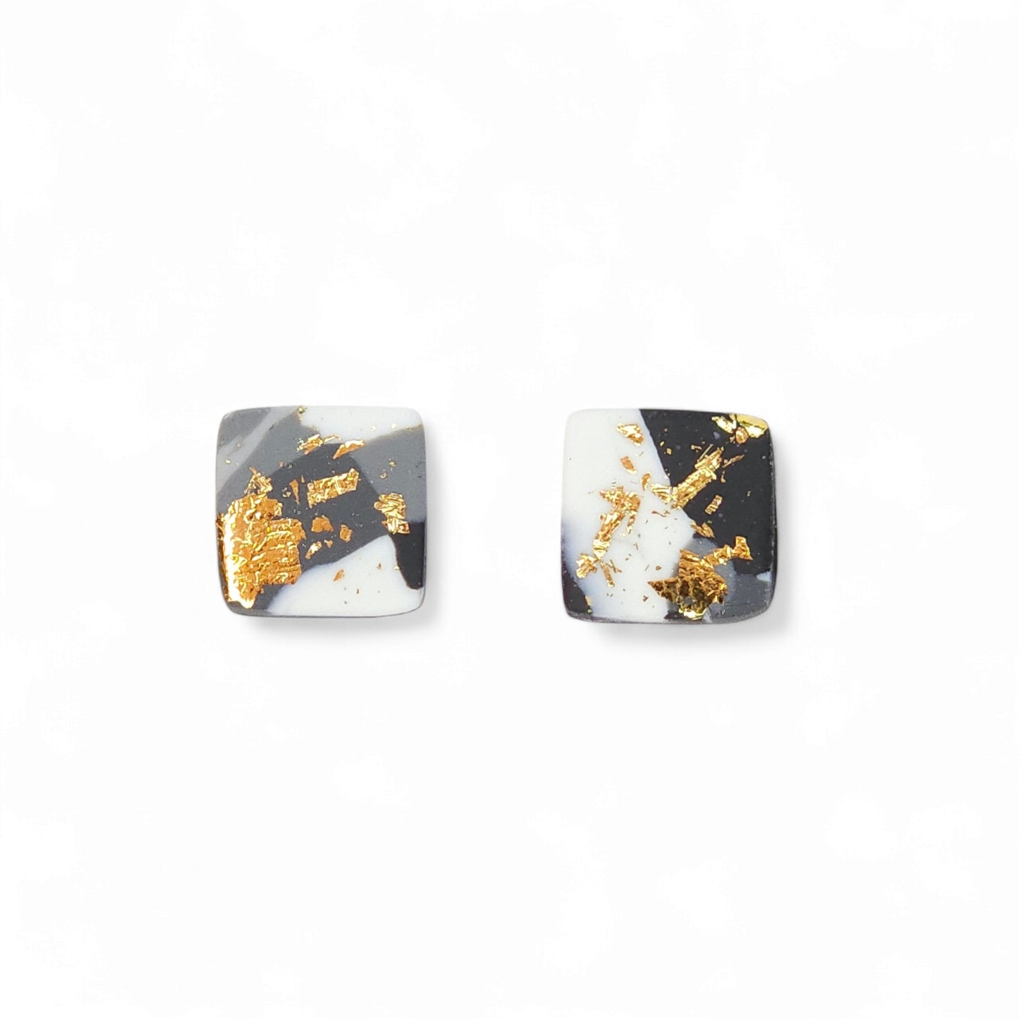 Μικρά καρφωτά σκουλαρίκια τετράγωνα με γκρι χρυσό μαρμαρωτό μοτίβο από πολυμερικό πηλό