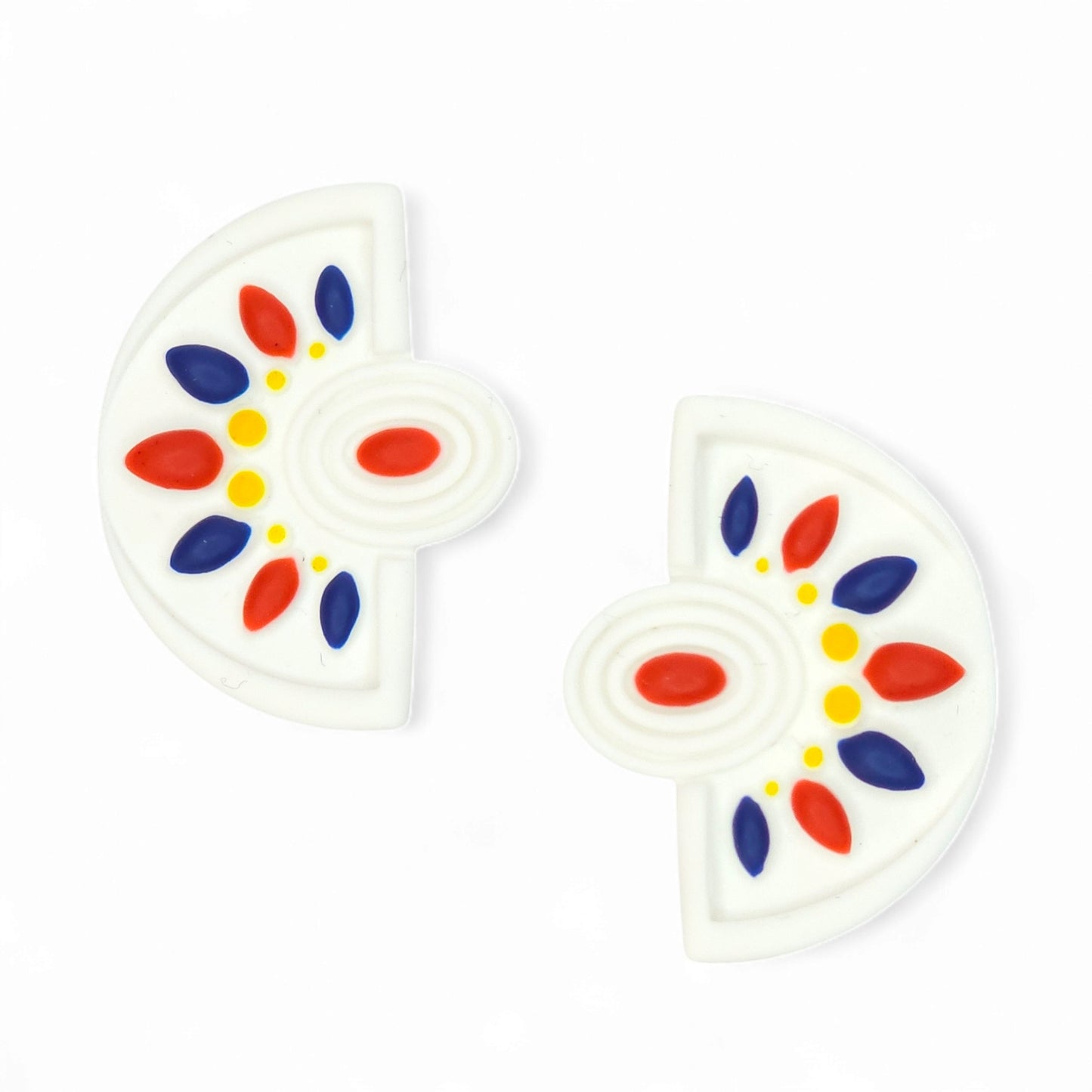 Σκουλαρίκια καρφωτά λευκά με λεπτομέρειες στα χρώματα του Mondrian από πολυμερικό πηλό