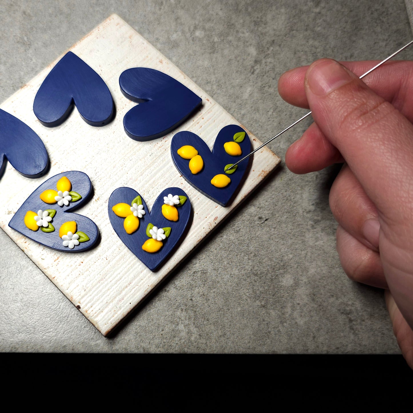 Μακρύ κολιέ καρδιά με κίτρινα λεμόνια σε μπλε φόντο από πολυμερικό πηλό