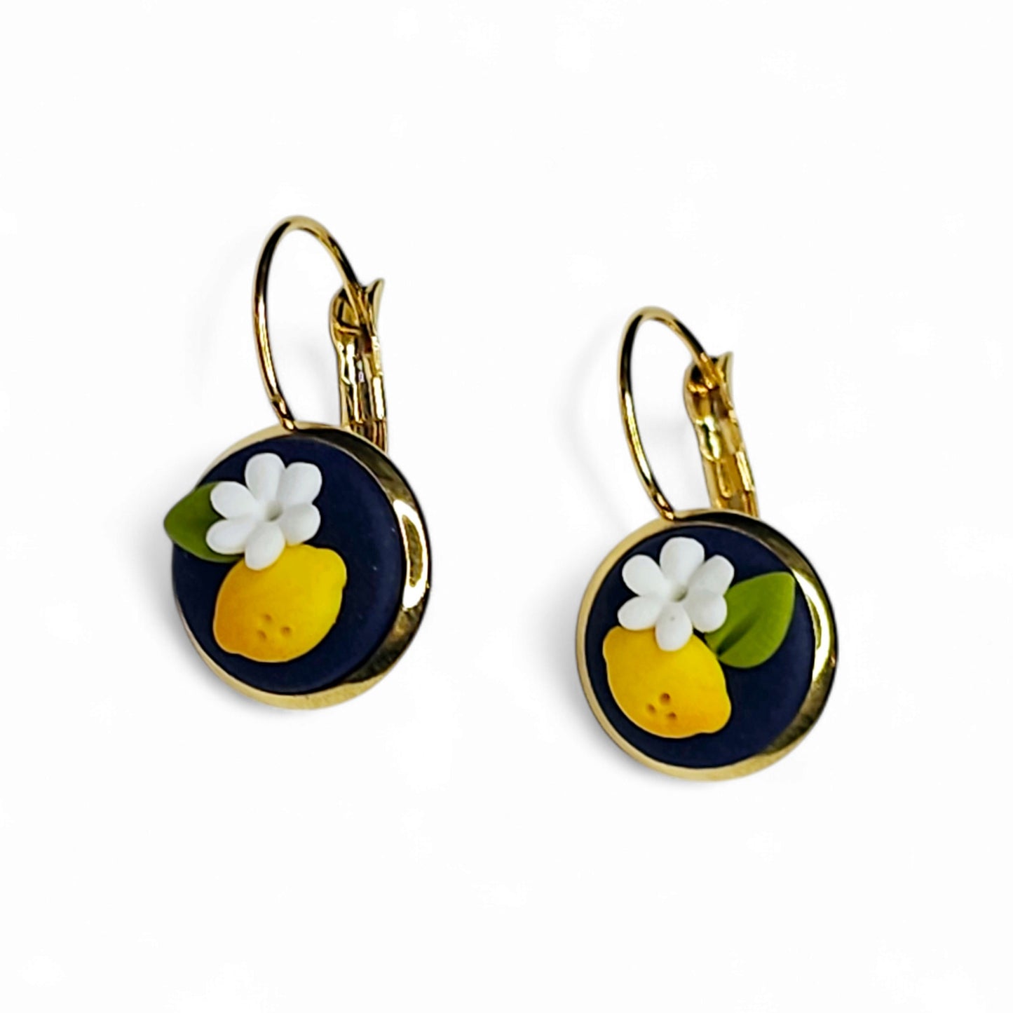 Σκουλαρίκια μικρά κρεμαστά κίτρινα λεμόνια σε μπλε φόντο από πολυμερικό πηλό με χρυσές ατσάλινες βάσεις