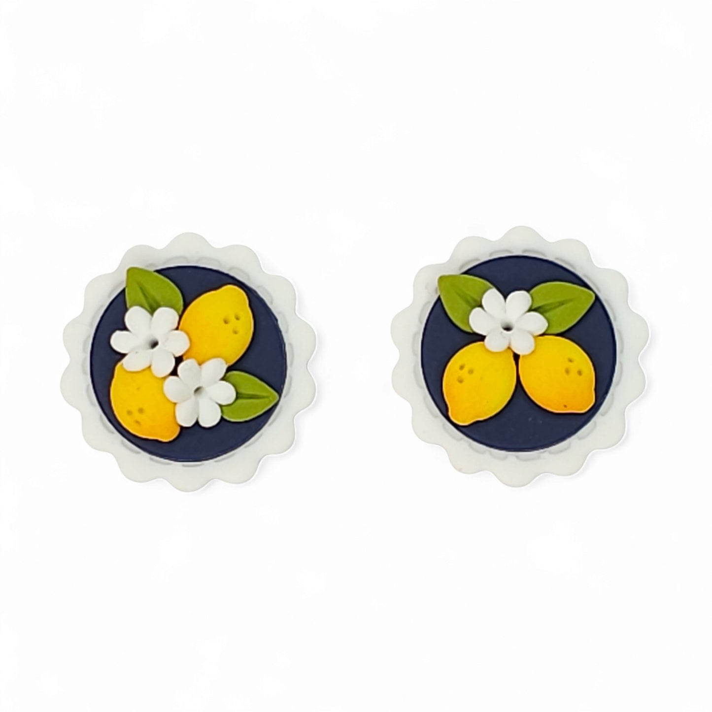 Καρφωτά σκουλαρίκια στρογγυλά κίτρινα λεμόνια σε μπλε φόντο με δαντέλα από πολυμερικό πηλό