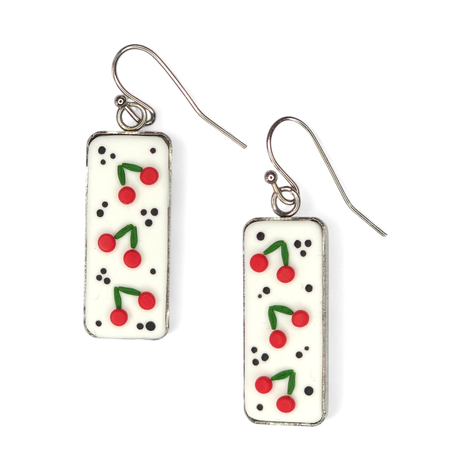 Κρεμαστά παραλληλόγραμμα σκουλαρίκια κερασάκια σε λευκό φόντο σε ατσάλινες βάσεις