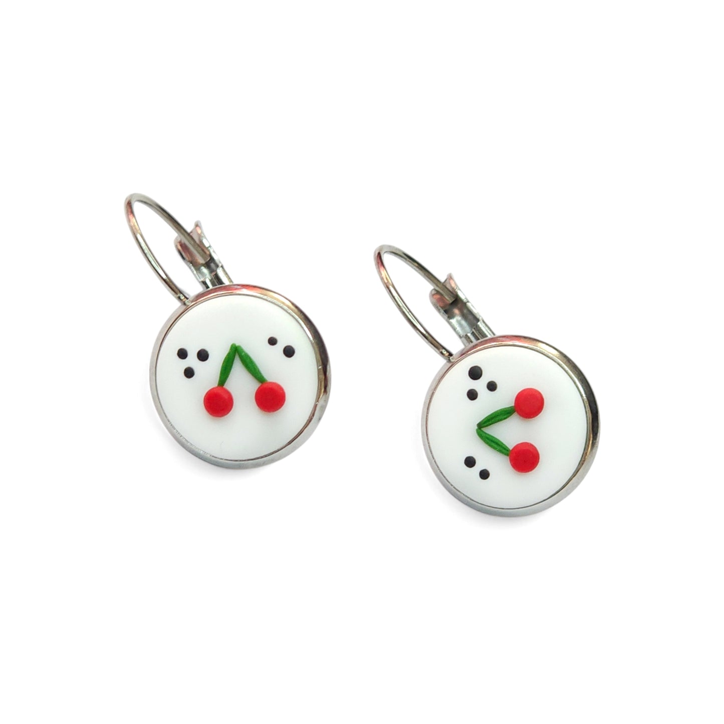 Μικρά κρεμαστά σκουλαρίκια στρογγυλά κερασάκια σε λευκό φόντο