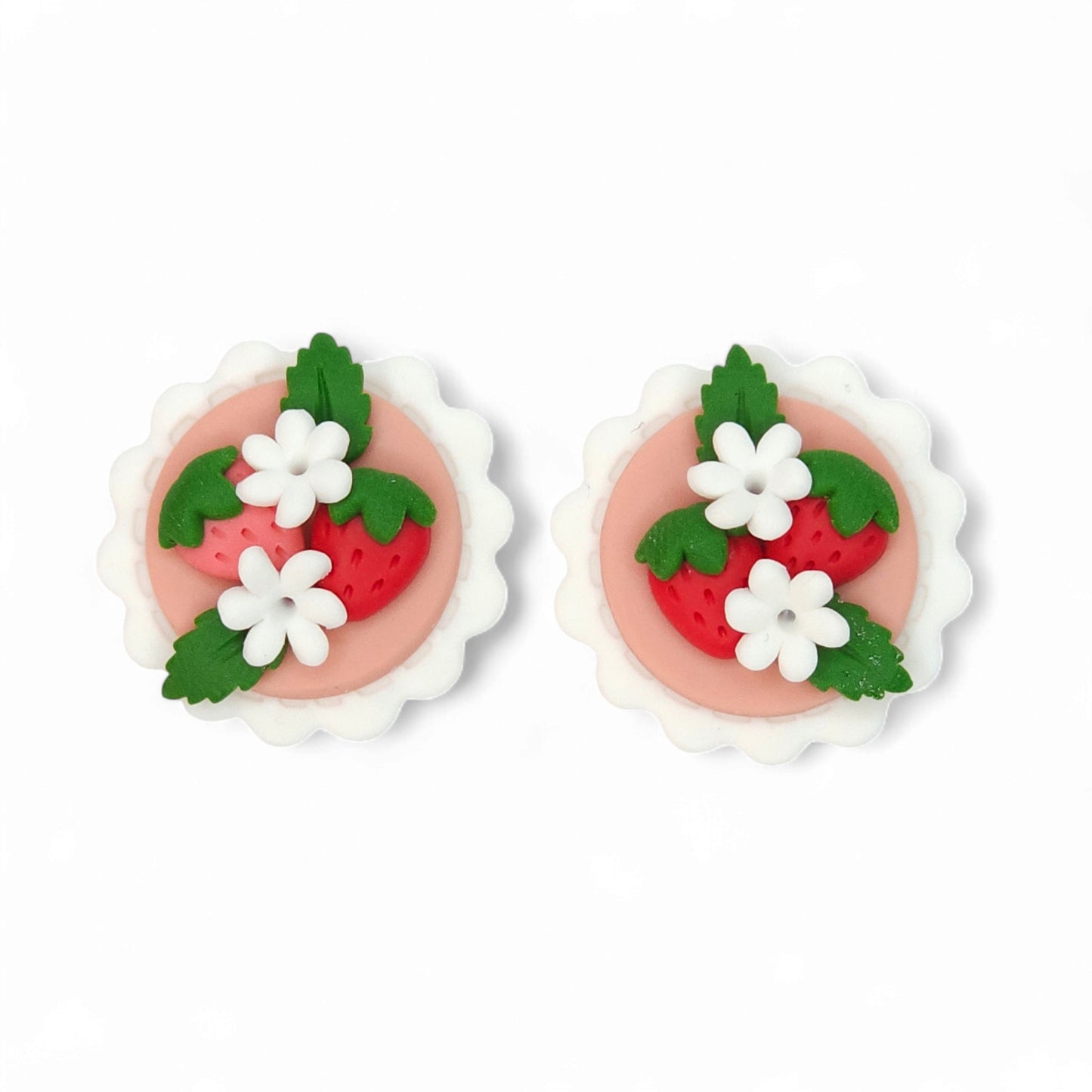 Καρφωτά σκουλαρίκια στρογγυλά κόκκινες φραουλίτσες σε απαλό ροζ φόντο από πολυμερικό πηλό