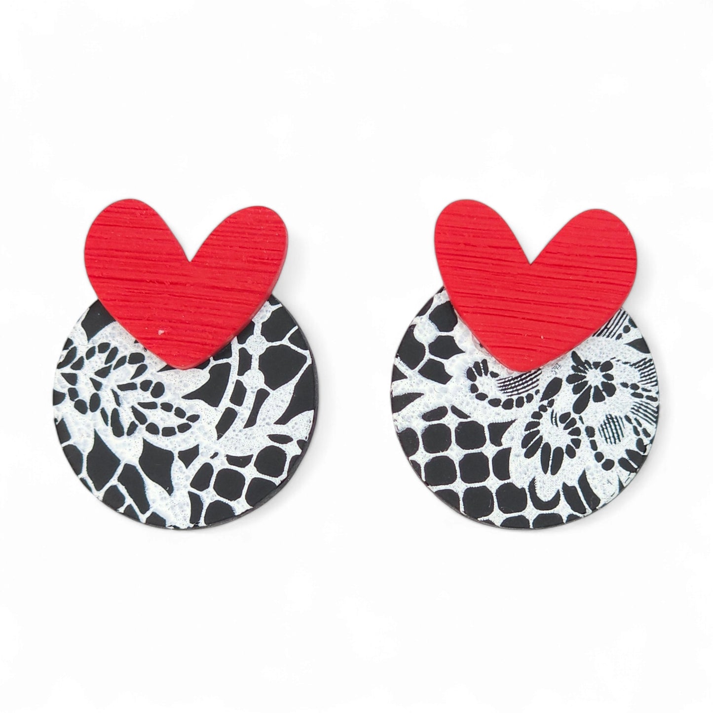 Καρφωτά σκουλαρίκια ασπρόμαυρη δαντέλα κόκκινες καρδιές από πολυμερικό πηλό