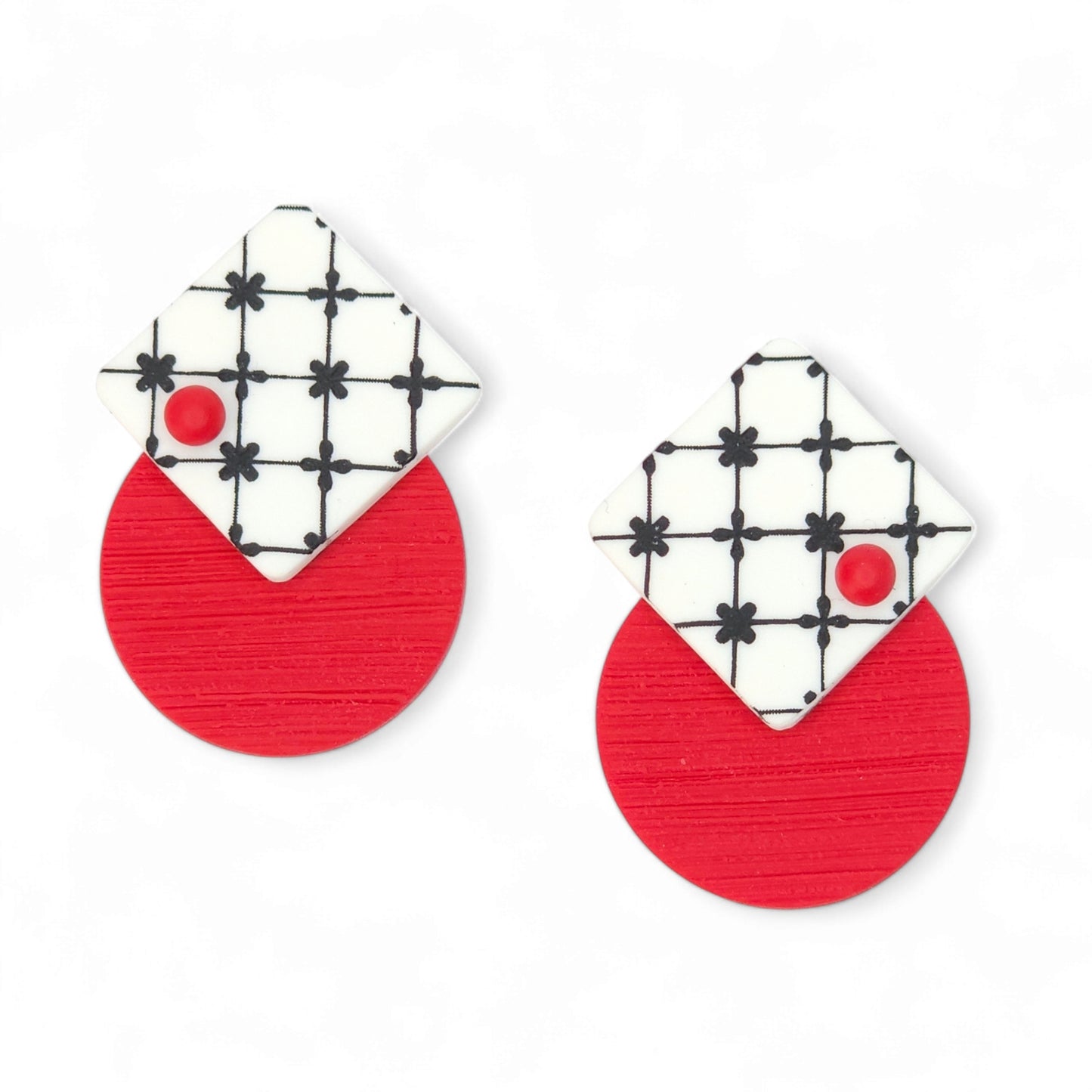 Καρφωτά σκουλαρίκια ασπρόμαυρα καρό με κόκκινο από πολυμερικό πηλό