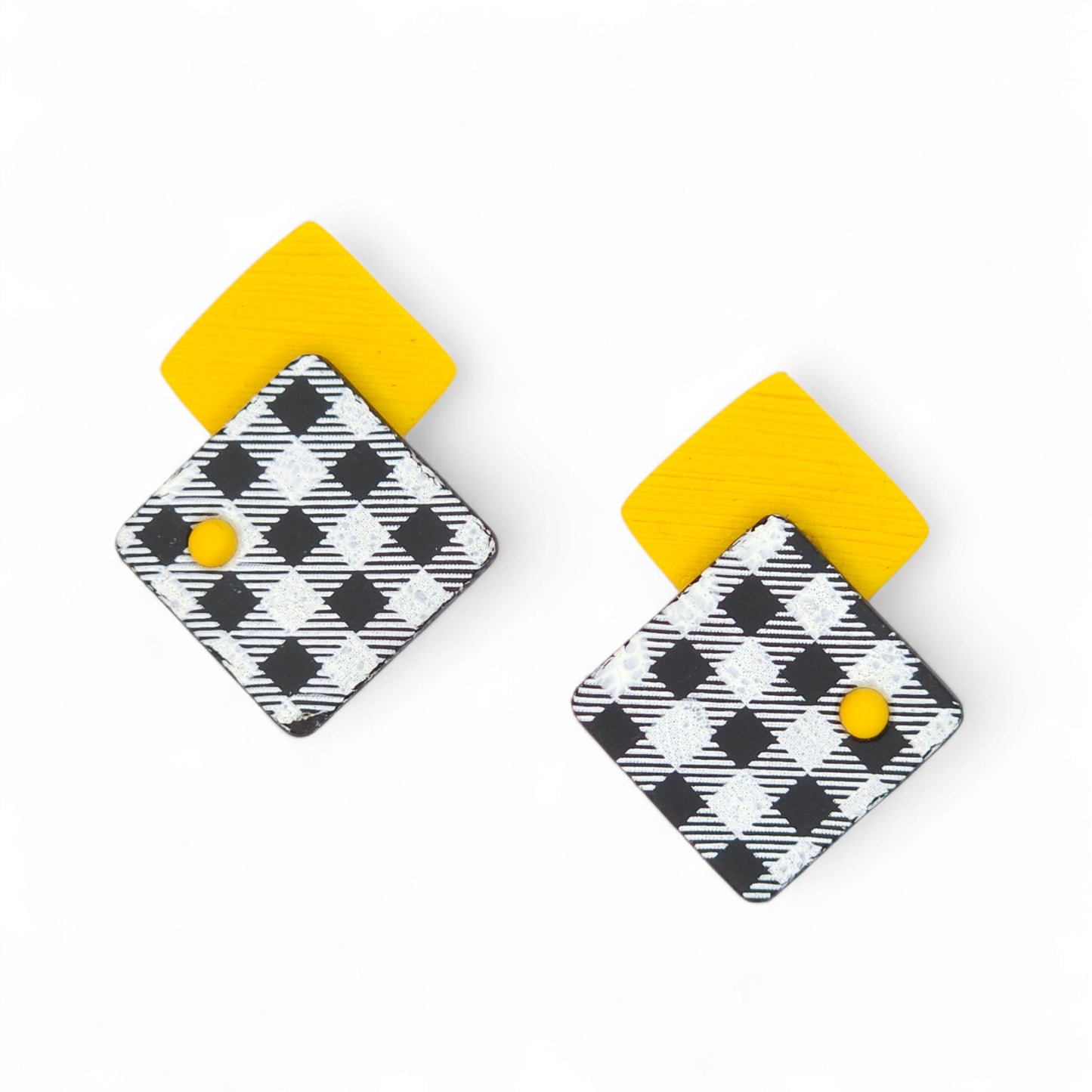 Καρφωτά σκουλαρίκια τετραγωνάκια κίτρινο με καρό από πολυμερικό πηλό