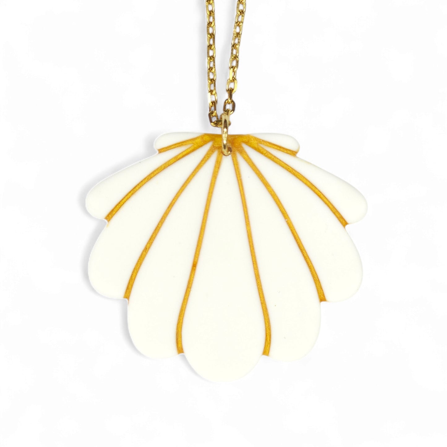 Μακρύ κολιέ κοχύλι σε λευκό με χρυσό από πολυμερικό πηλό με ατσάλινη αλυσίδα