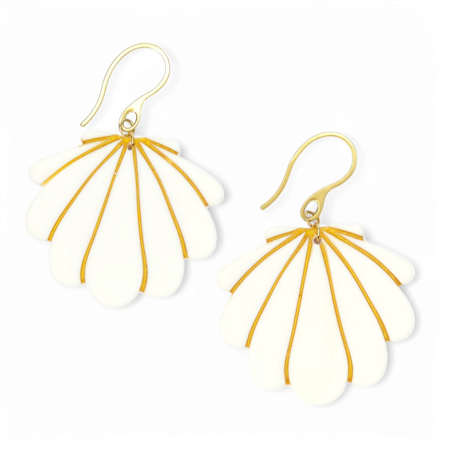 Κρεμαστά σκουλαρίκια κοχύλια σε λευκό με χρυσό από πολυμερικό πηλό