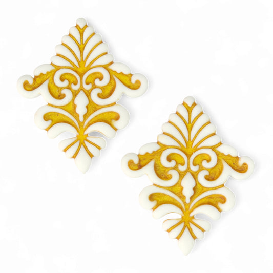 Κομψά καρφωτά σκουλαρίκια σε λευκό με χρυσό από πολυμερικό πηλό