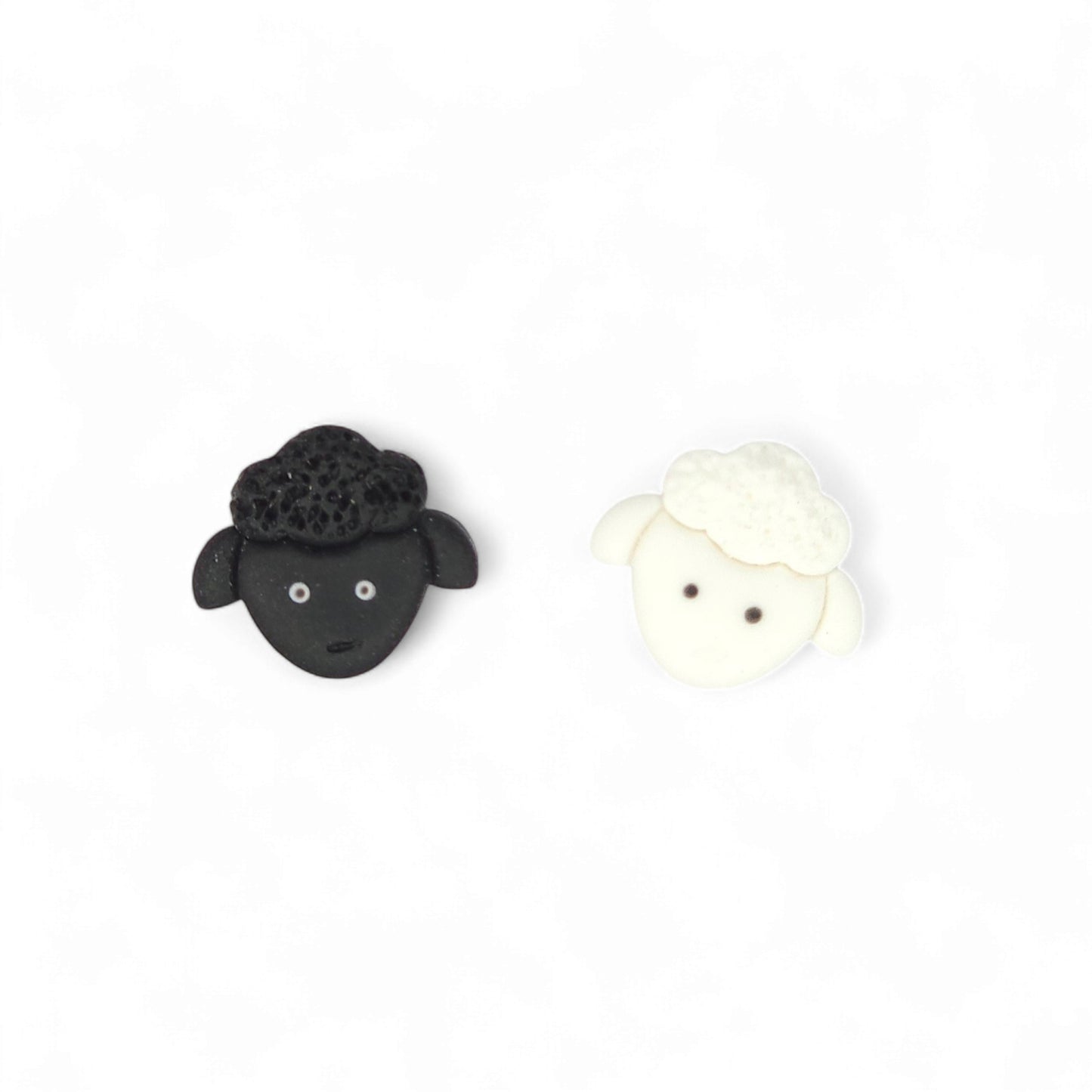 Σκουλαρίκια ανόμοια μικρά καρφωτά άσπρο και μαύρο προβατάκι από πολυμερικό πηλό