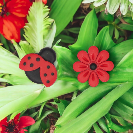 Σκουλαρίκια ανόμοια καρφωτά πασχαλίτσα κόκκινο λουλουδάκι από πολυμερικό πηλό