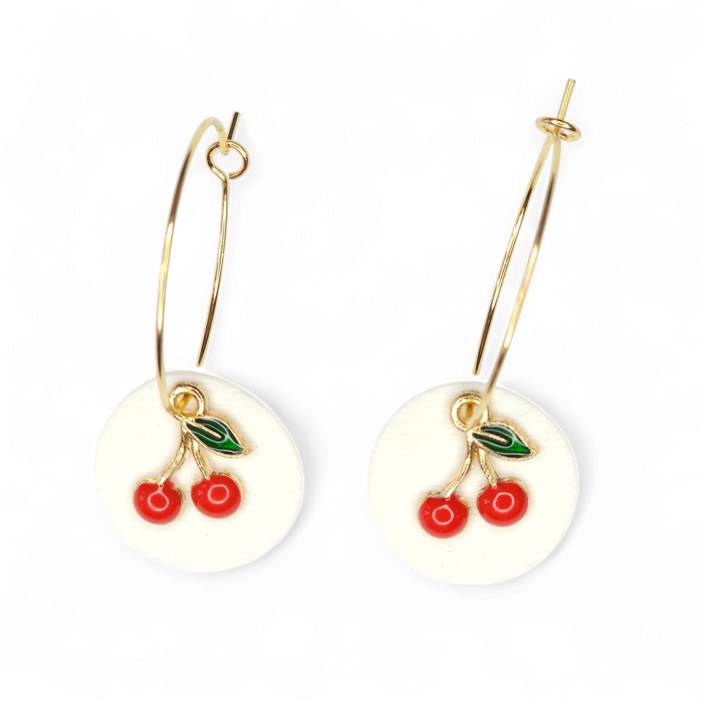 Σκουλαρίκια χρυσοί κρίκοι με λευκά στοιχεία από πολυμερικό πηλό και κόκκινα κερασάκια
