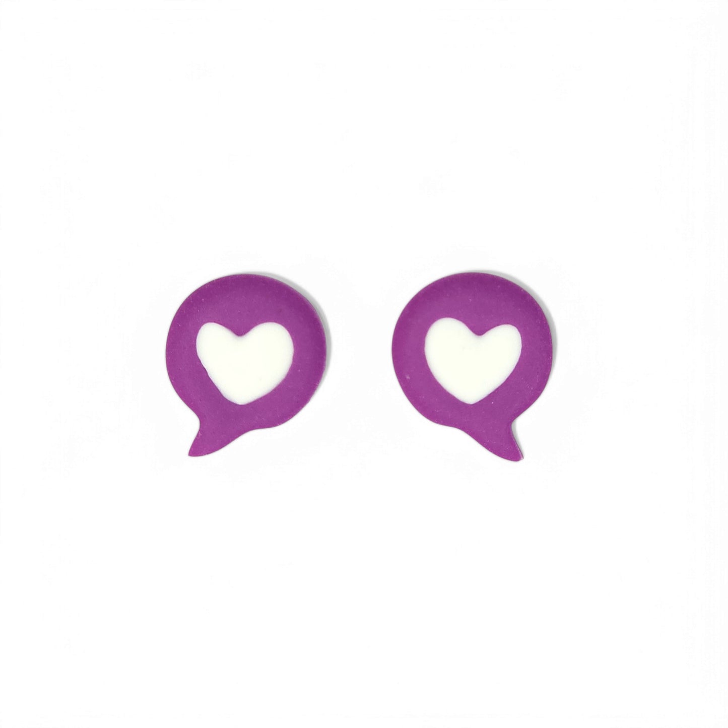 Μικρά καρφωτά σκουλαρίκια μωβ μηνύματα με καρδούλες από πολυμερικό πηλό