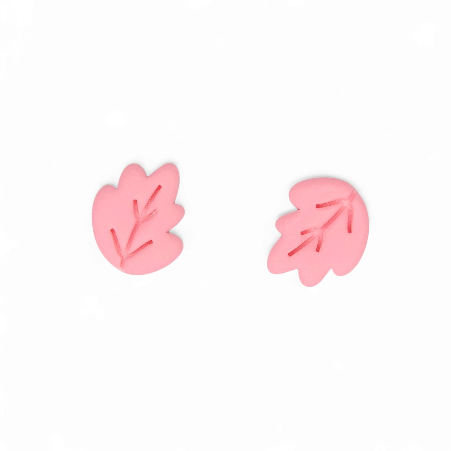 Μικρά καρφωτά σκουλαρίκια ροζ φύλλα από πολυμερικό πηλό