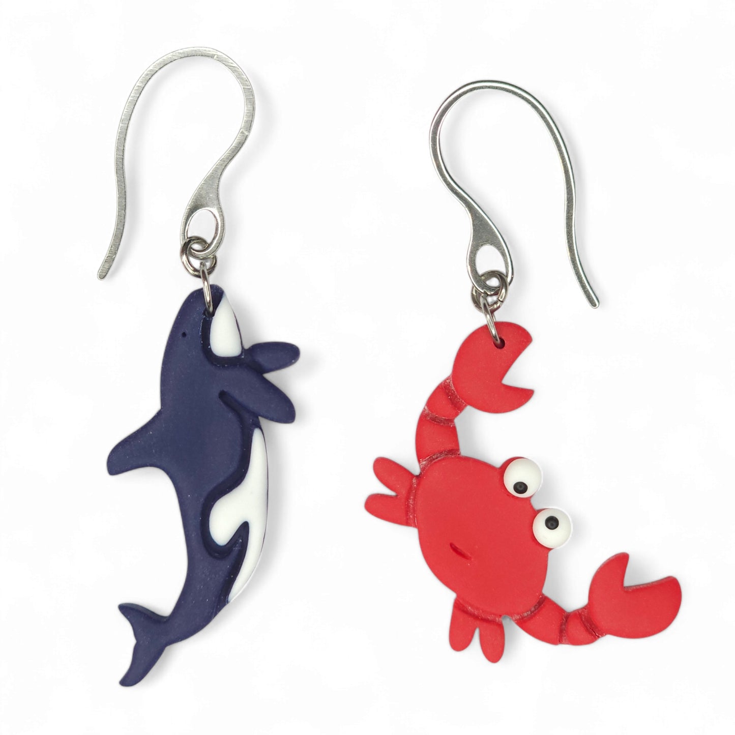 Ανόμοια κρεμαστά σκουλαρίκια κόκκινο καβουράκι και μπλε φάλαινα από πολυμερικό πηλό