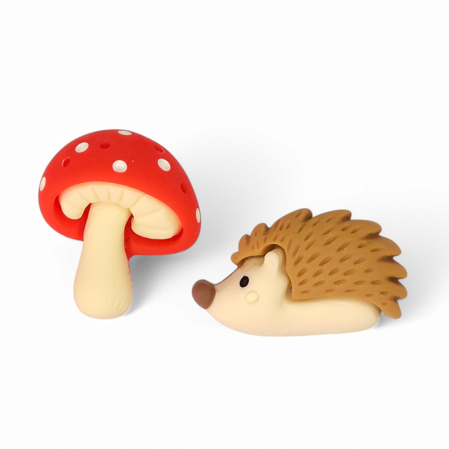 Μεγάλα ανόμοια καρφωτά σκουλαρίκια καφέ σκαντζόχοιρος και κόκκινο μανιτάρι