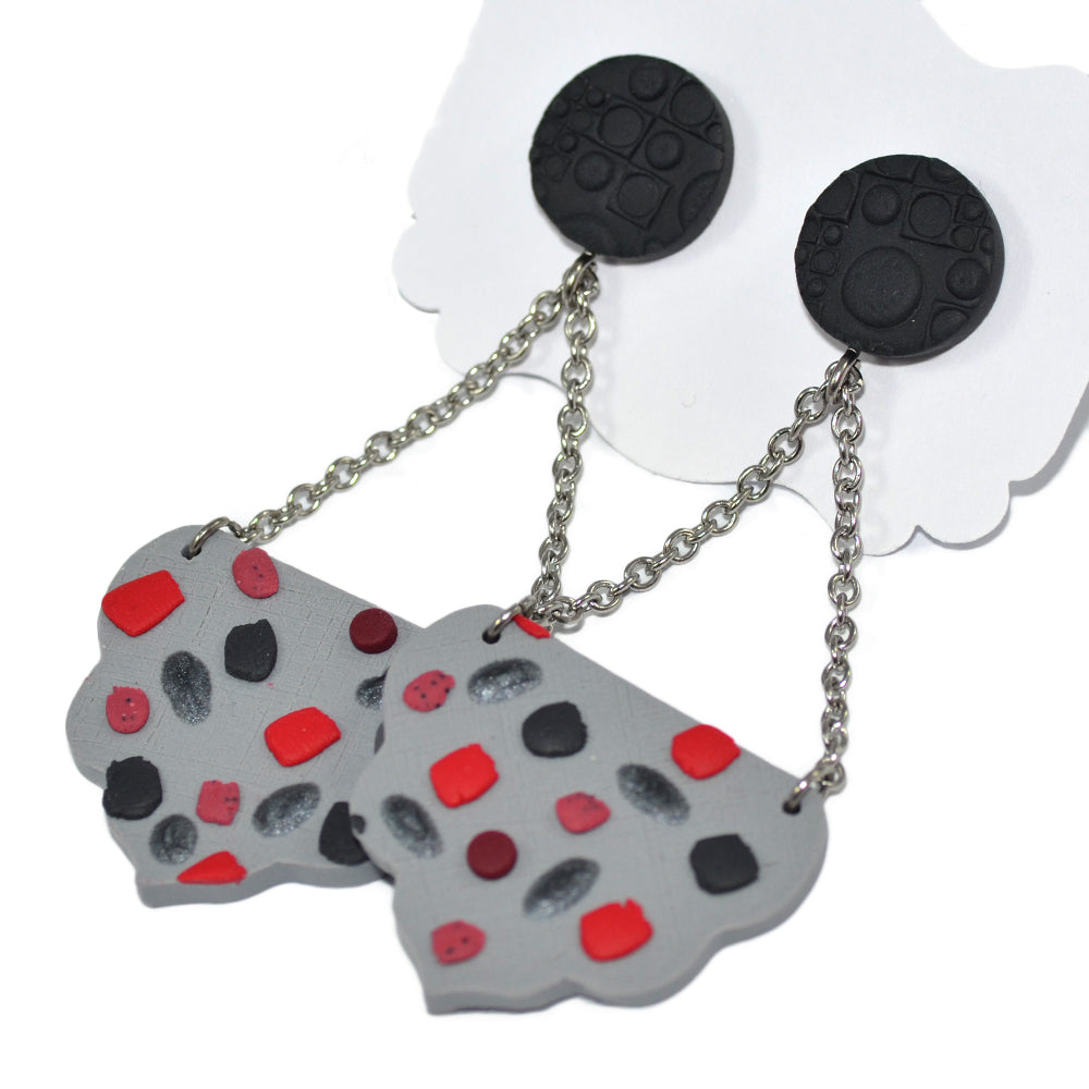 Κρεμαστά γκρι σκουλαρίκια με πιτσιλωτό μοτίβο και ατσάλινη αλυσίδα