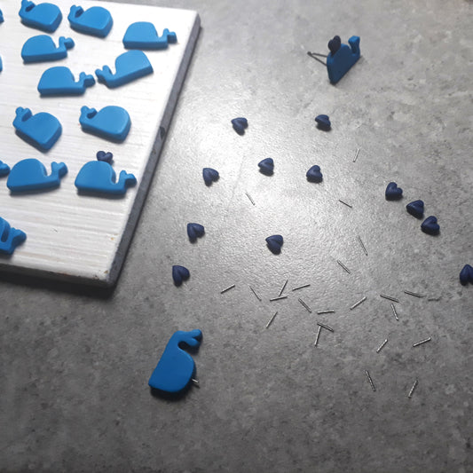 Σκουλαρίκια καρφωτά μπλε φαλαινάκια με καρδούλες