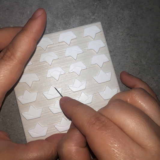 Σκουλαρίκια καρφωτά άσπρα καραβάκια με μπλε καρδούλες