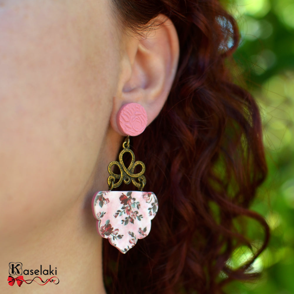 Κρεμαστά εντυπωσιακά σκουλαρίκια σε ροζ ρομαντικό μοτίβο