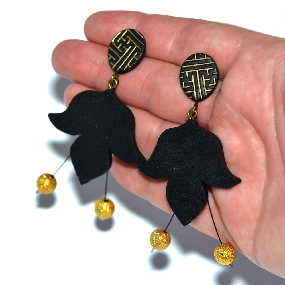 Σκουλαρίκια κρεμαστά μαύρα λουλούδια με χρυσές κρεμαστές χάντρες