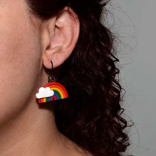 Ανόμοια κρεμαστά σκουλαρίκια σύννεφο με βροχή και ουράνιο τόξο