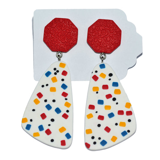 Μεγάλα σκουλαρίκια κρεμαστά κόκκινο κίτρινο μπλε σε λευκό φόντο