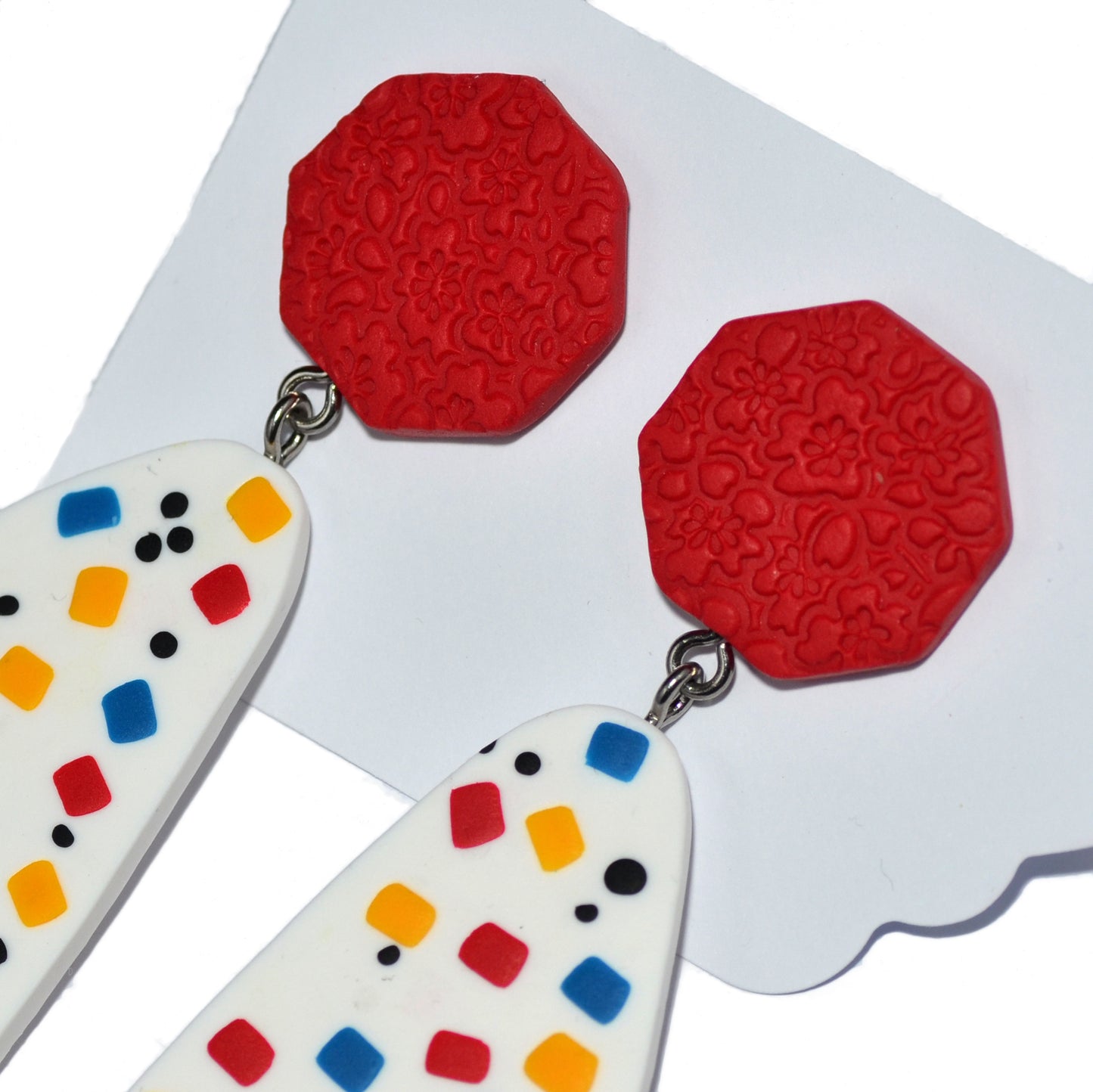 Μεγάλα σκουλαρίκια κρεμαστά κόκκινο κίτρινο μπλε σε λευκό φόντο