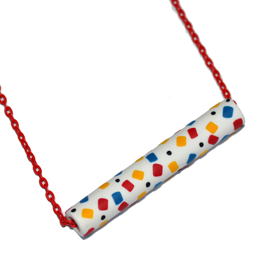 Γεωμετρικό κολιέ λευκός κύλινδρος με κόκκινη αλυσίδα απ'τη συλλογή Deconstructed Mondrian