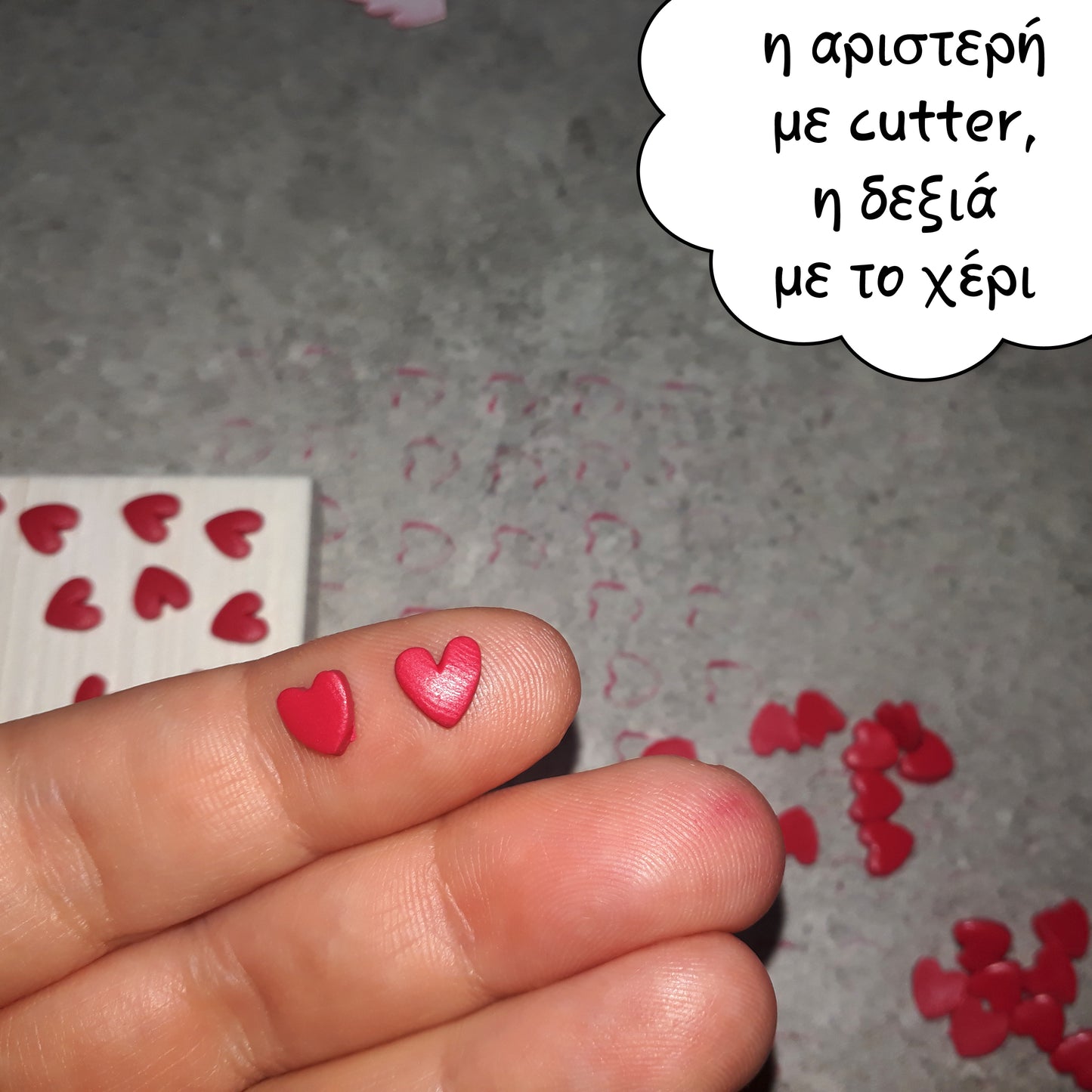 Καρφωτά στρόγγυλα σκουλαρίκια μαύρο και άσπρο πουά με κόκκινες καρδιές